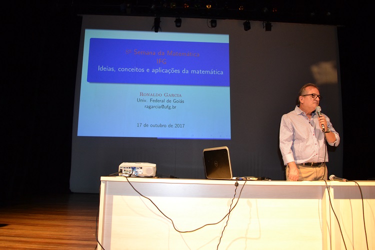 Professor da Universidade Federal de Goiás, Ronaldo Garcia ministrou palestra sobre conceitos e aplicações matemáticas